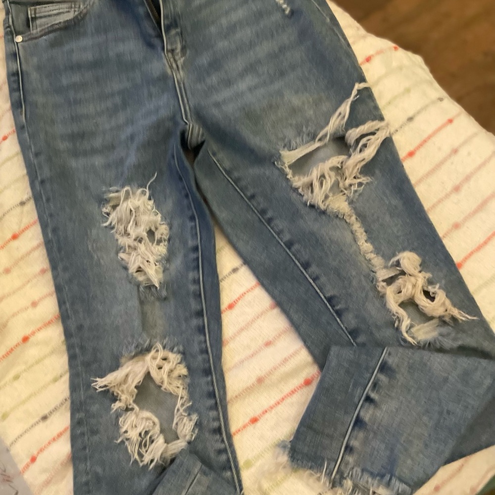 Judy Blue size 7 heavily distressed skinny fit w distressing on front